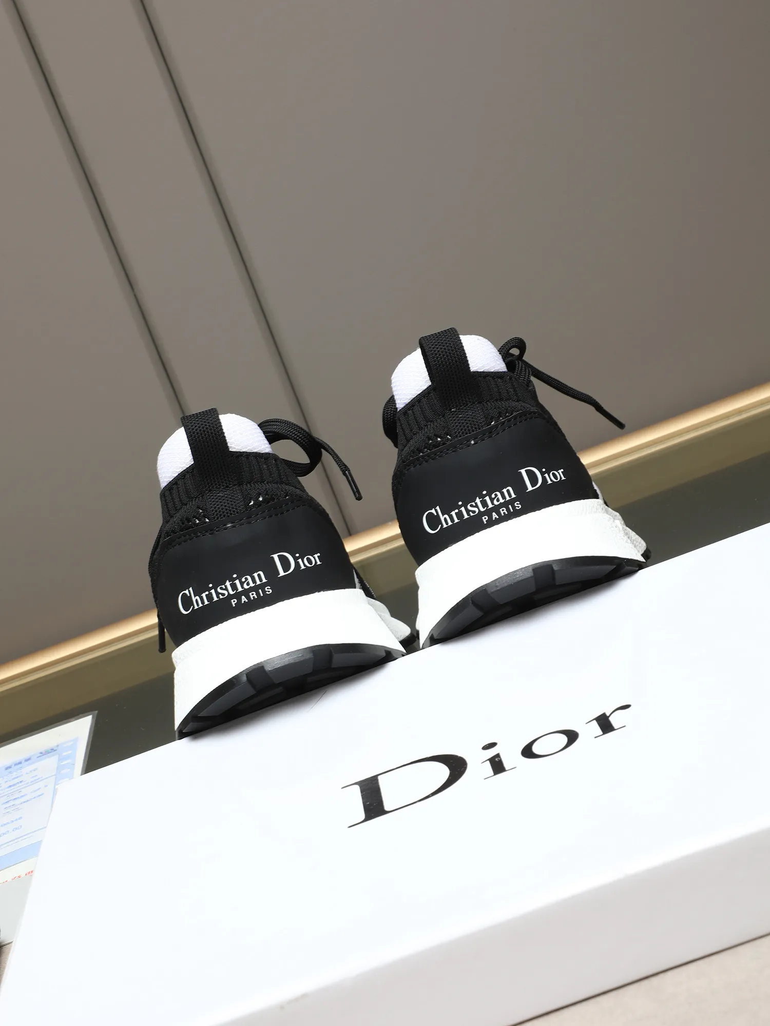 Men's shoes 💰420 🌟DIOR CHRONO Dior's new, casual, business, all-in-one sports shoes. Simple and super versatile. The uppers are equipped with Logo cloth labels. The uppers are perfect and luxurious and can be matched with any spring, summer, autumn and winter clothing. The upper feet are even more comfortable! The original material is disassembled and reproduced perfectly. The fly-woven upper is breathable and comfortable. The original super light TPU anti-slip outsole. Unique. Full of details. Fine workmanship. Worth owning 3 color options 38-44 (customized for 45)